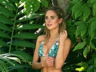 Kimberley Garner na wyspie pozuje w bikini
